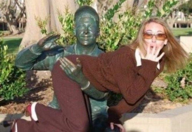 21-funny-photos-of-people-messing-with-statues