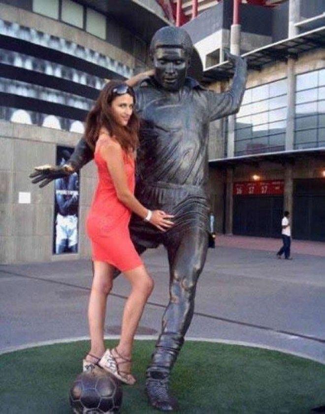 21-funny-photos-of-people-messing-with-statues