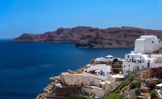 Immerse yourself in Oias artistic community in Santorini Greece