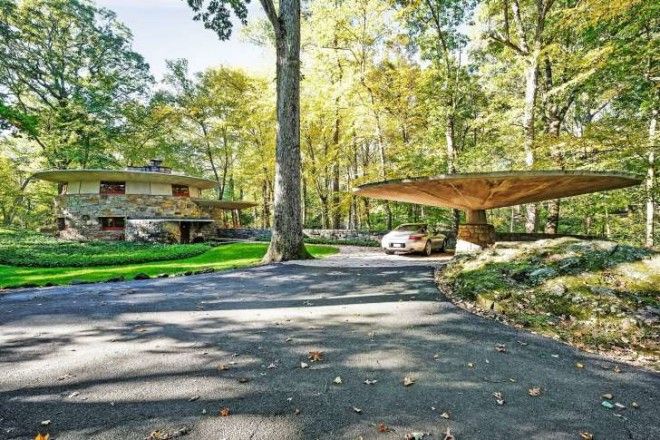 A photograph looking up the driveway of the Sol Friedman House