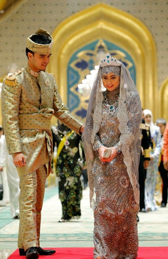 10 Photos Showing How Modern Princes and Princesses Get Married in Different