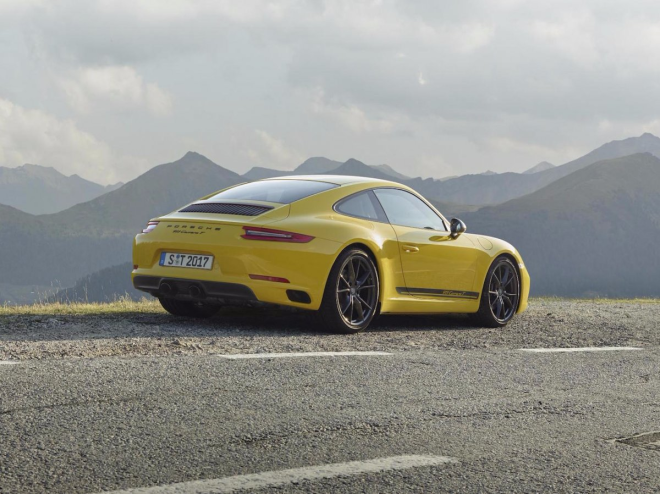 Porsche always puts on a good show for LA. This time, it'll be with new versions of the company's most popular models, including the back-to-basics 911 Carrera T ...