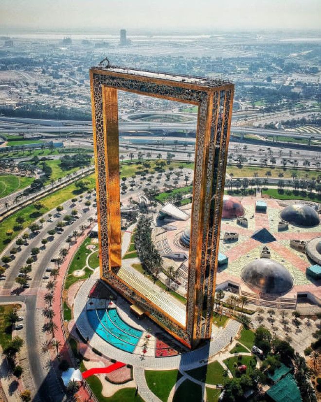 You Can Find The World&rsquo;s Largest Picture Frame In Dubai Now