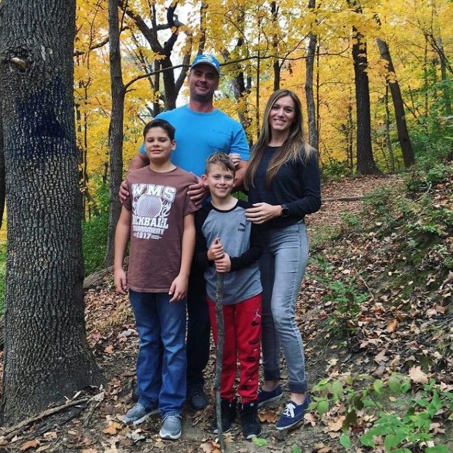 Family Hires Professional Photographer For 250 To Take Their Portraits