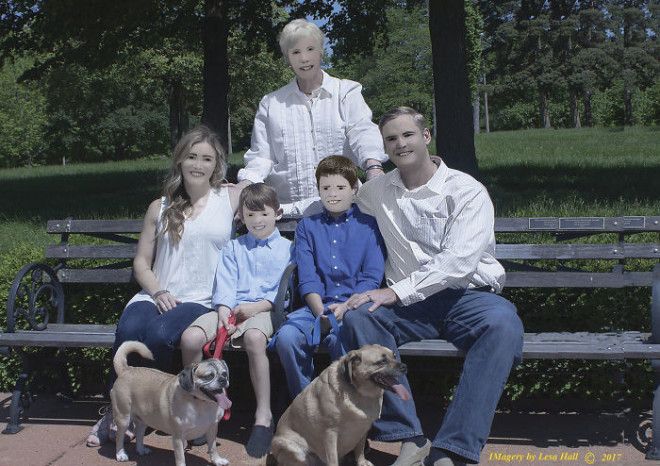 Family Hires Professional Photographer For 250 To Take Their Portraits