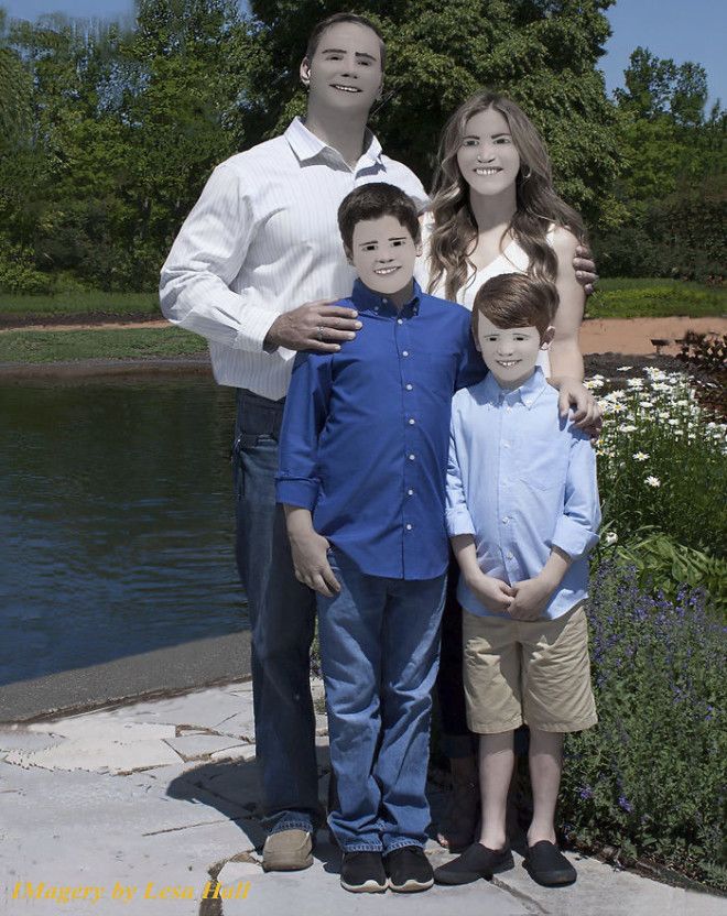 Family Hires Professional Photographer For 250 To Take Their Portraits