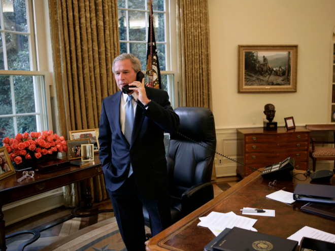 George W. Bush also displayed family photos, along with a bouquet of flowers, in 2004.