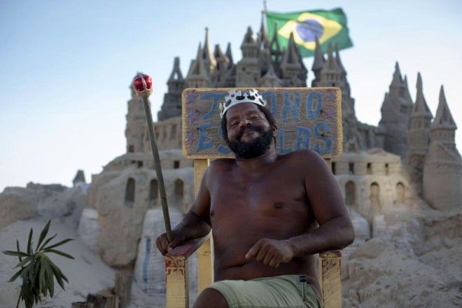 Rio man creates elaborate sand castle