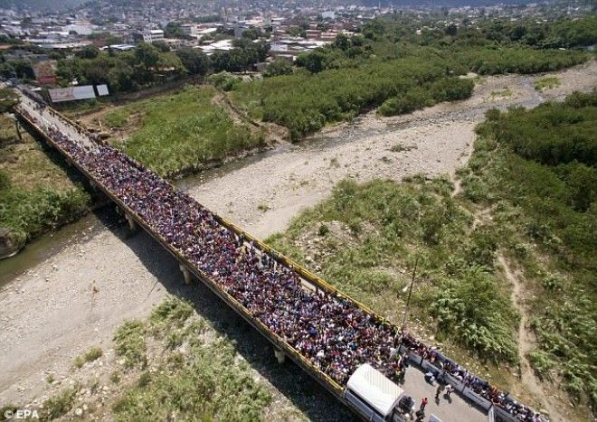 These incredible images show the thousands of desperate Venezuelans trying to flee the crisis-hit country by pouring into neighbouring Colombia