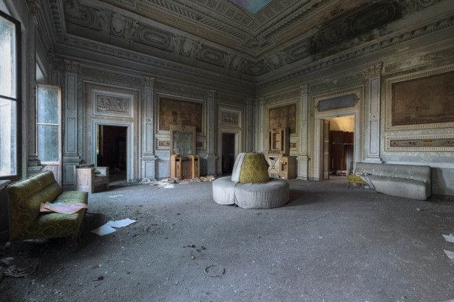 This abandoned villa in Emilia-Romagna used to be owned by a doctor, but his descendants could not keep up with maintenance costs. 