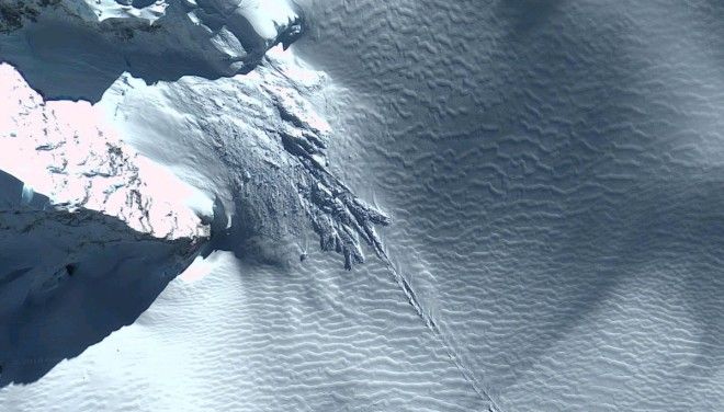 Alien hunters are convinced there's a crash-landed spaceship on a remote Antarctic island 2