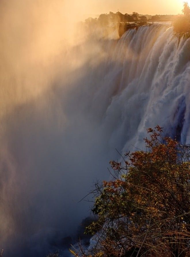 Victoria Falls at sunset | © Amacphoto7/Shutterstock