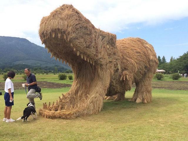 Rice-straw dinosaur sculptures