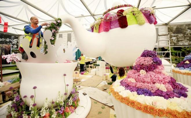 Incredible cakes with delicate edible flowers