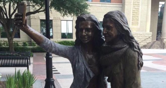The bronze selfie statue